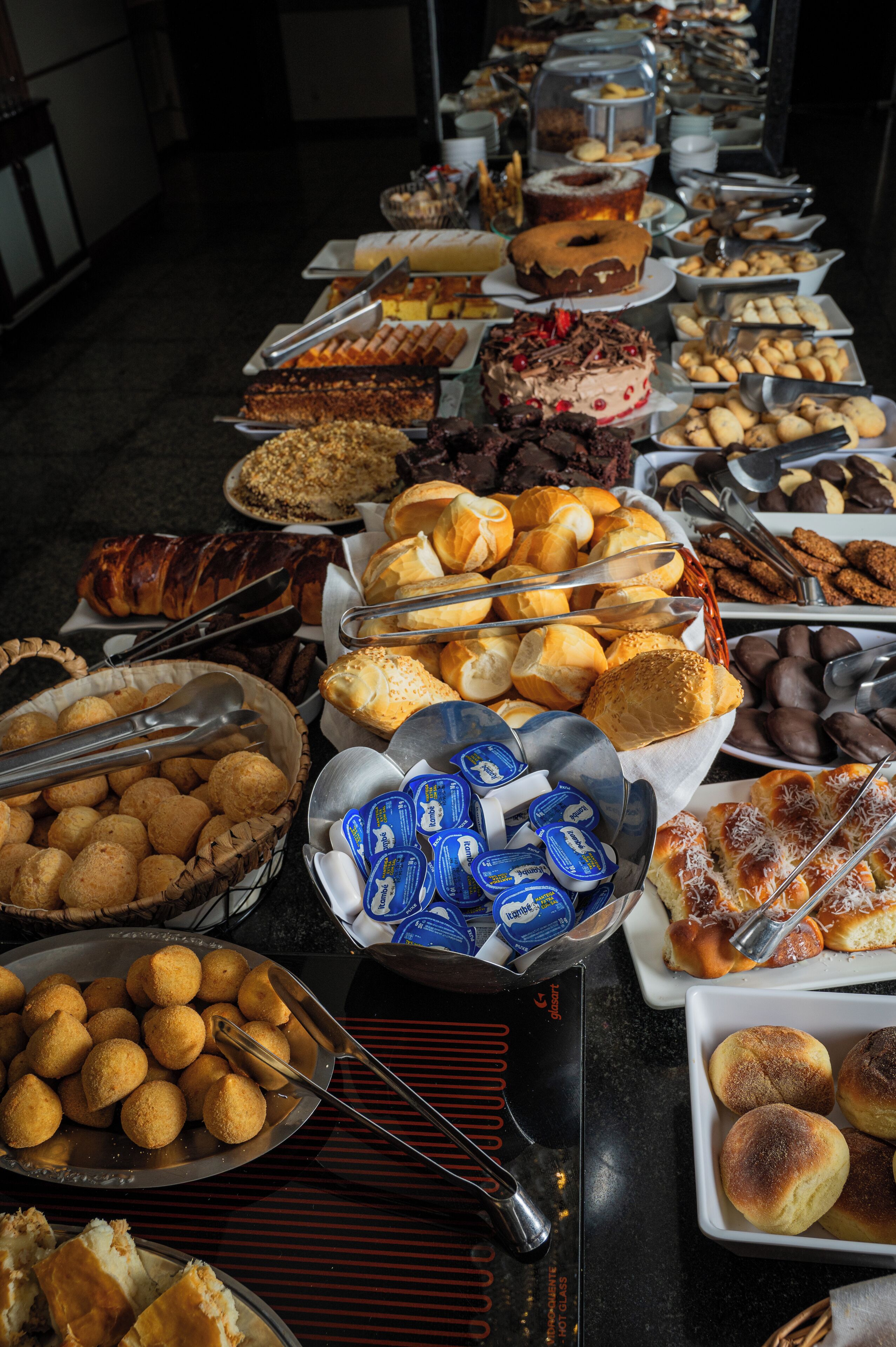 Une table de buffet avec divers plats et ustensiles.