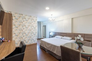 迷你吧、書桌、筆電工作空間、遮光布/窗簾