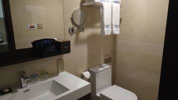 Zimmer, 2 Einzelbetten, Raucher, Meerblick | Hochwertige Bettwaren, Minibar, Zimmersafe, Schreibtisch