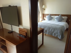 Suíte luxo, para não fumantes | Roupas de cama premium, frigobar, cofres nos quartos, escrivaninha