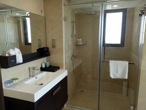 Suíte, para fumantes, vista para o oceano | Roupas de cama premium, frigobar, cofres nos quartos, escrivaninha
