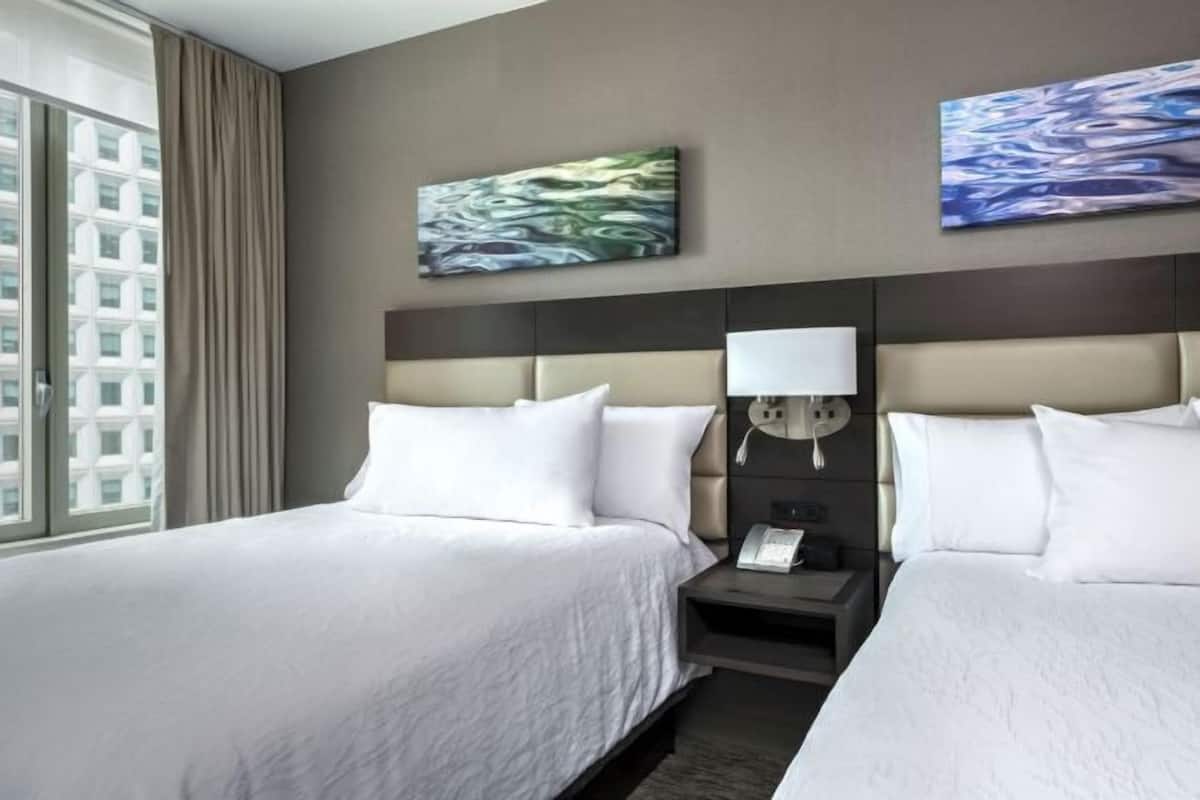 Allergitestade sängkläder, värdeförvaringsskåp på rummet och skrivbord