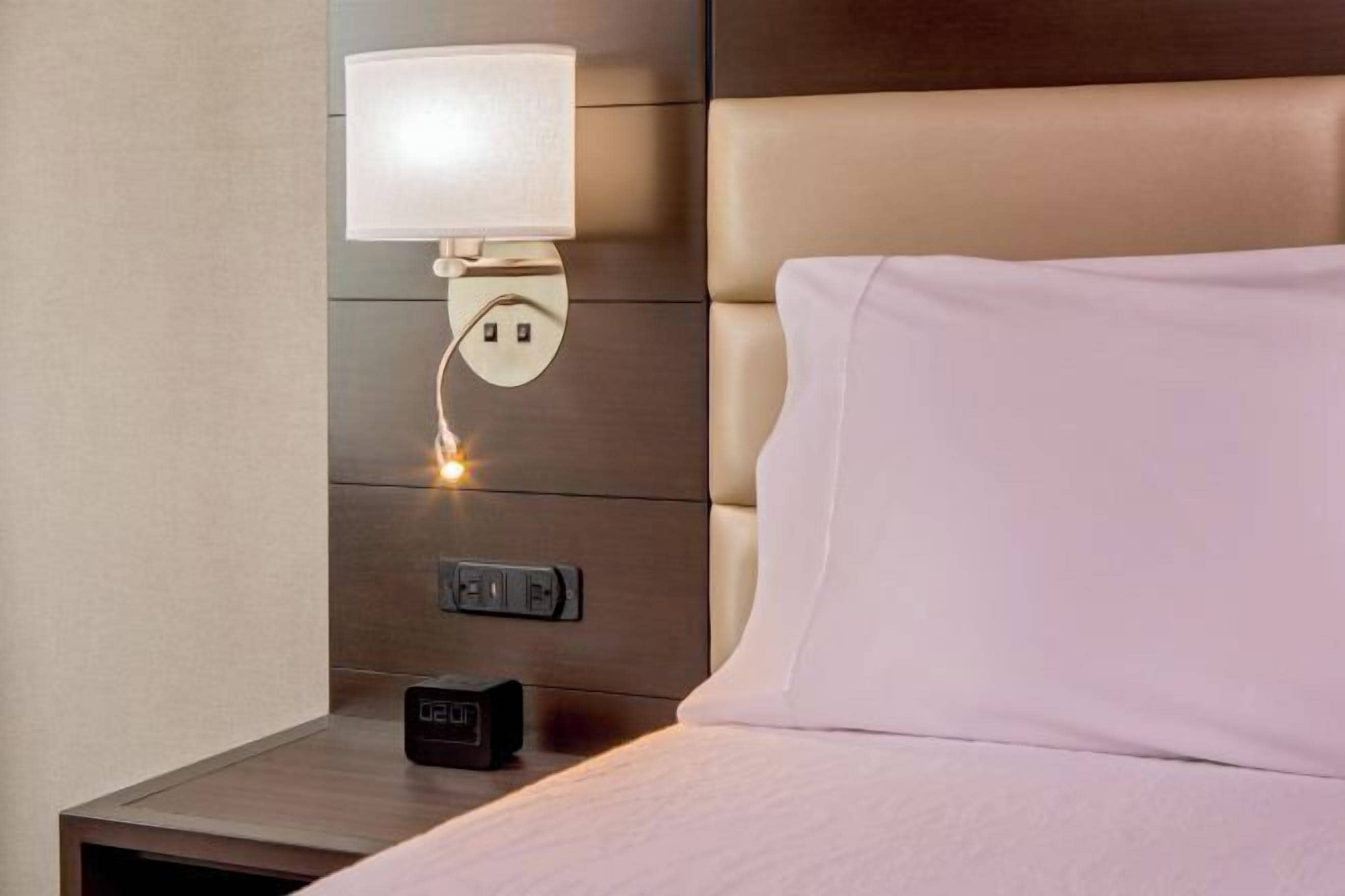 防过敏的被褥、客房内保险箱、办公桌、笔记本电脑工作区