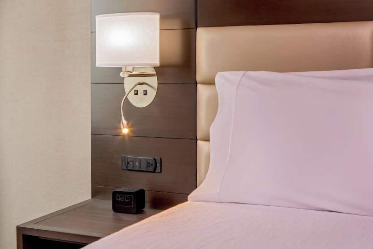 Allergitestade sängkläder, värdeförvaringsskåp på rummet och skrivbord