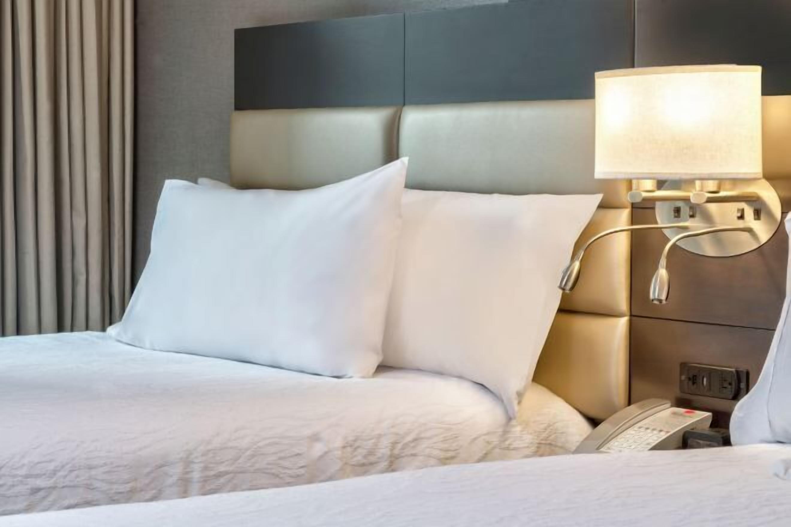 防过敏的被褥、客房内保险箱、办公桌、笔记本电脑工作区