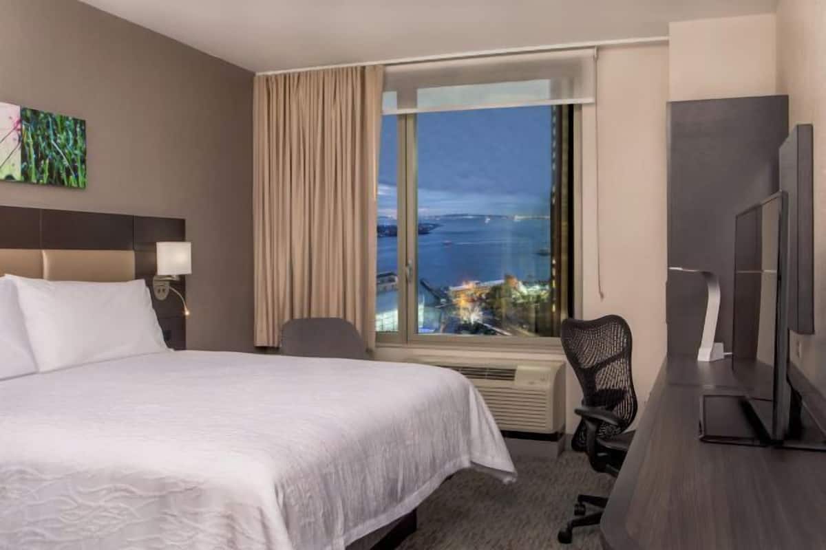 Allergitestade sängkläder, värdeförvaringsskåp på rummet och skrivbord