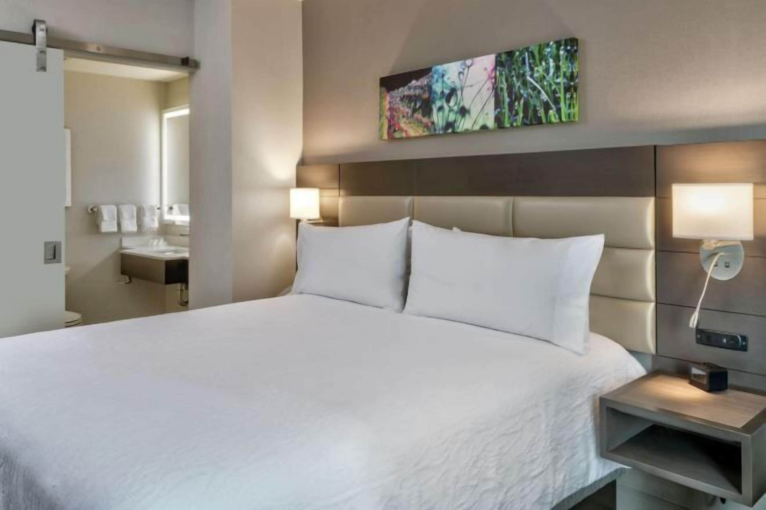 防过敏的被褥、客房内保险箱、办公桌、笔记本电脑工作区