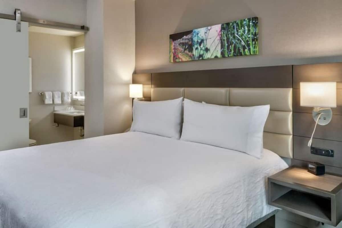 Allergitestade sängkläder, värdeförvaringsskåp på rummet och skrivbord