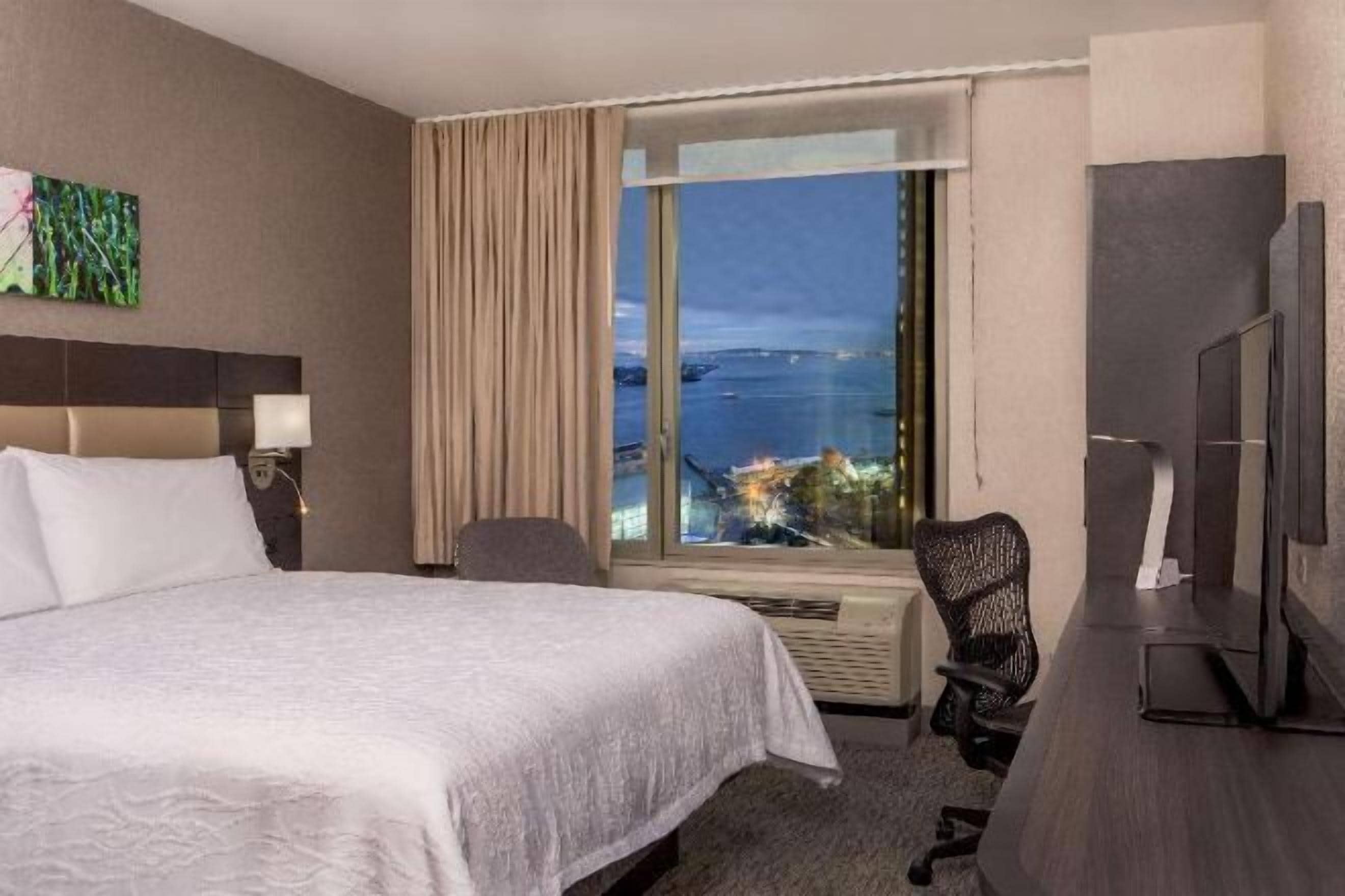 防过敏的被褥、客房内保险箱、办公桌、笔记本电脑工作区