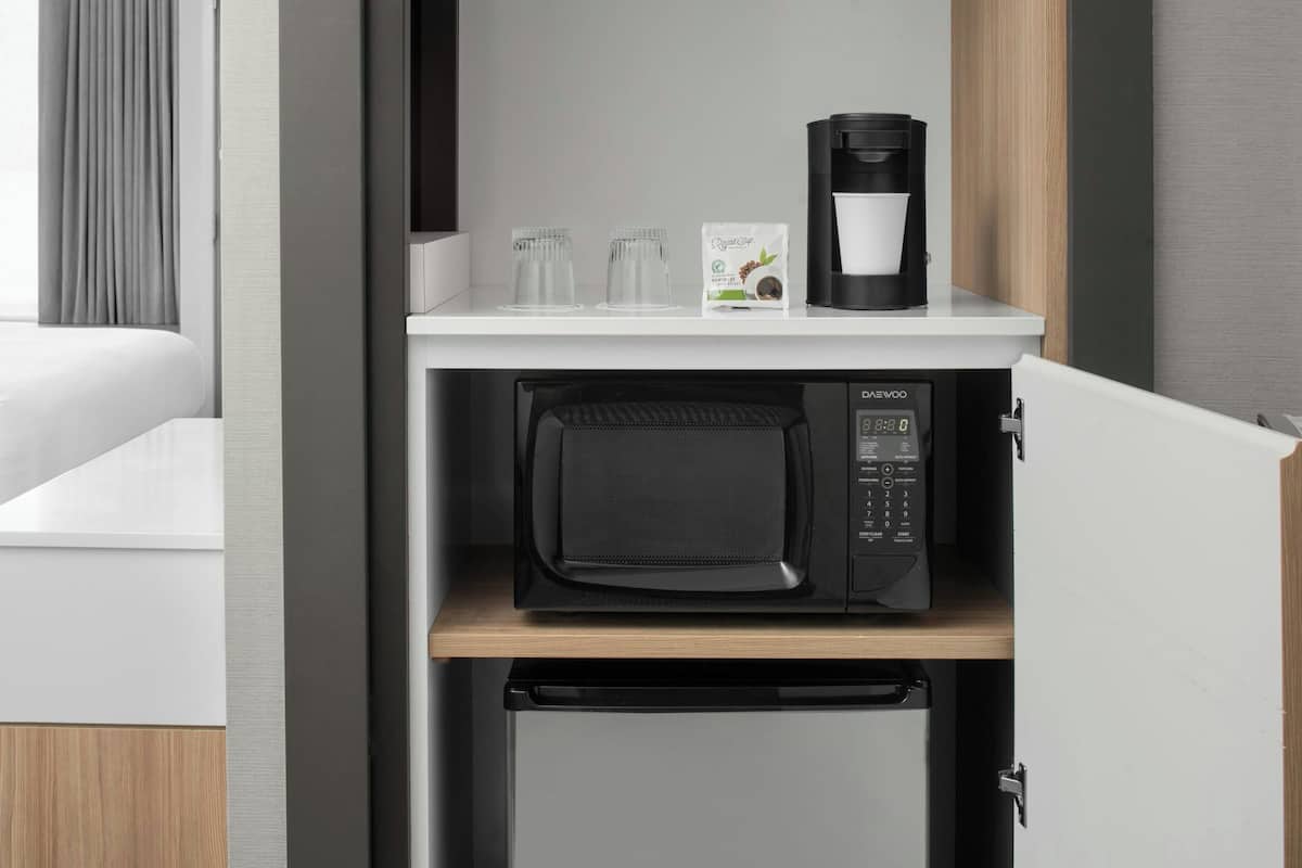 1 habitación, escritorio y espacio para trabajar con laptop