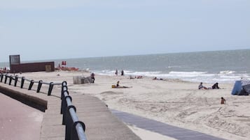 Nära stranden och vit sandstrand