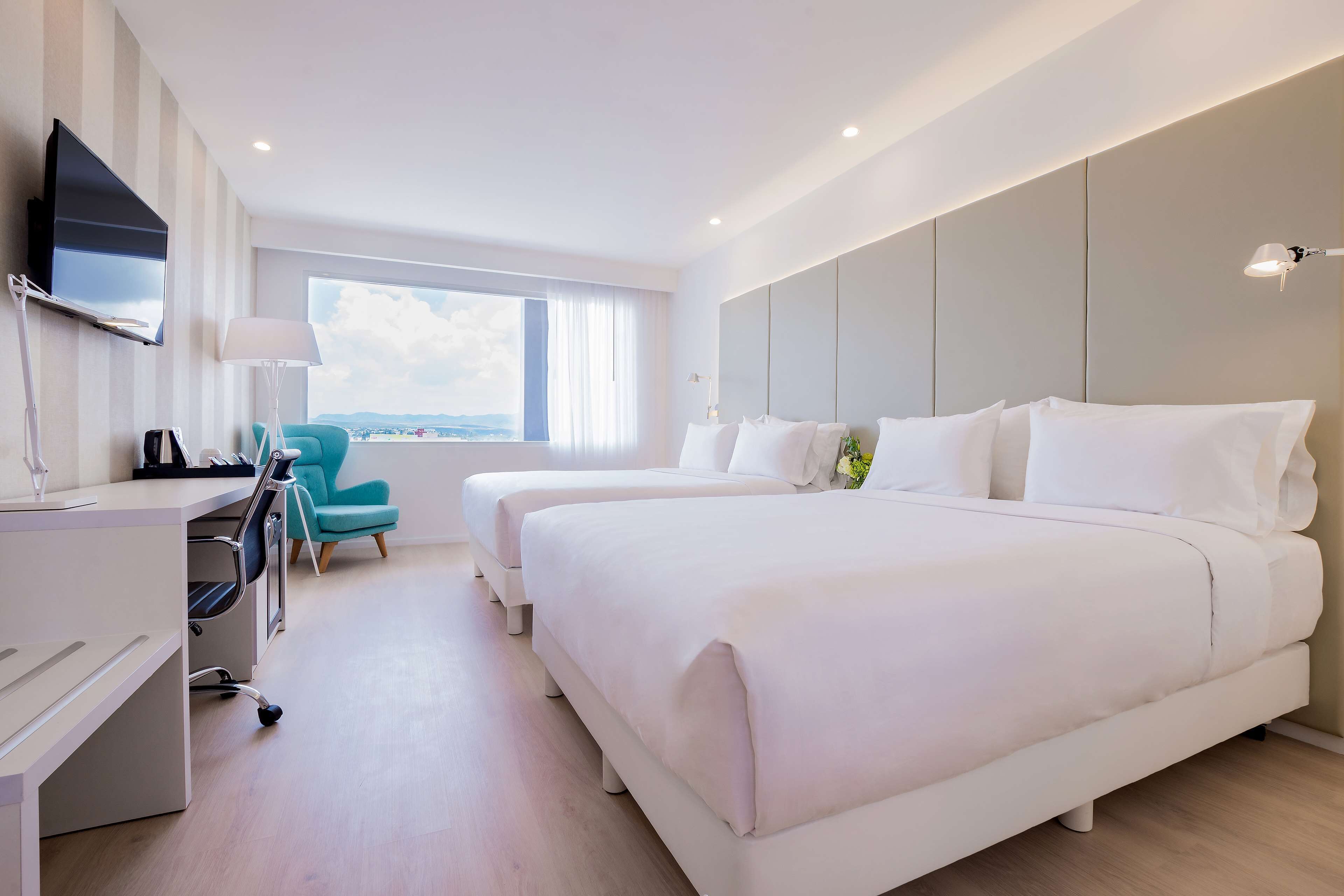 Minibar, Zimmersafe, Schreibtisch, Verdunkelungsvorhänge