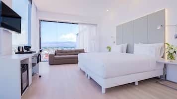 Minibar, caja de seguridad en la habitación y escritorio