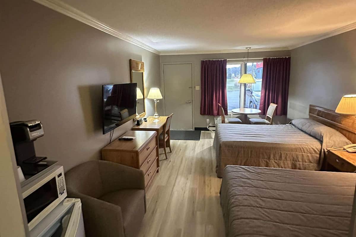 Standaard kamer, 2 tweepersoonsbedden | 1 slaapkamer, een laptopwerkplek, een strijkplank/strijkijzer