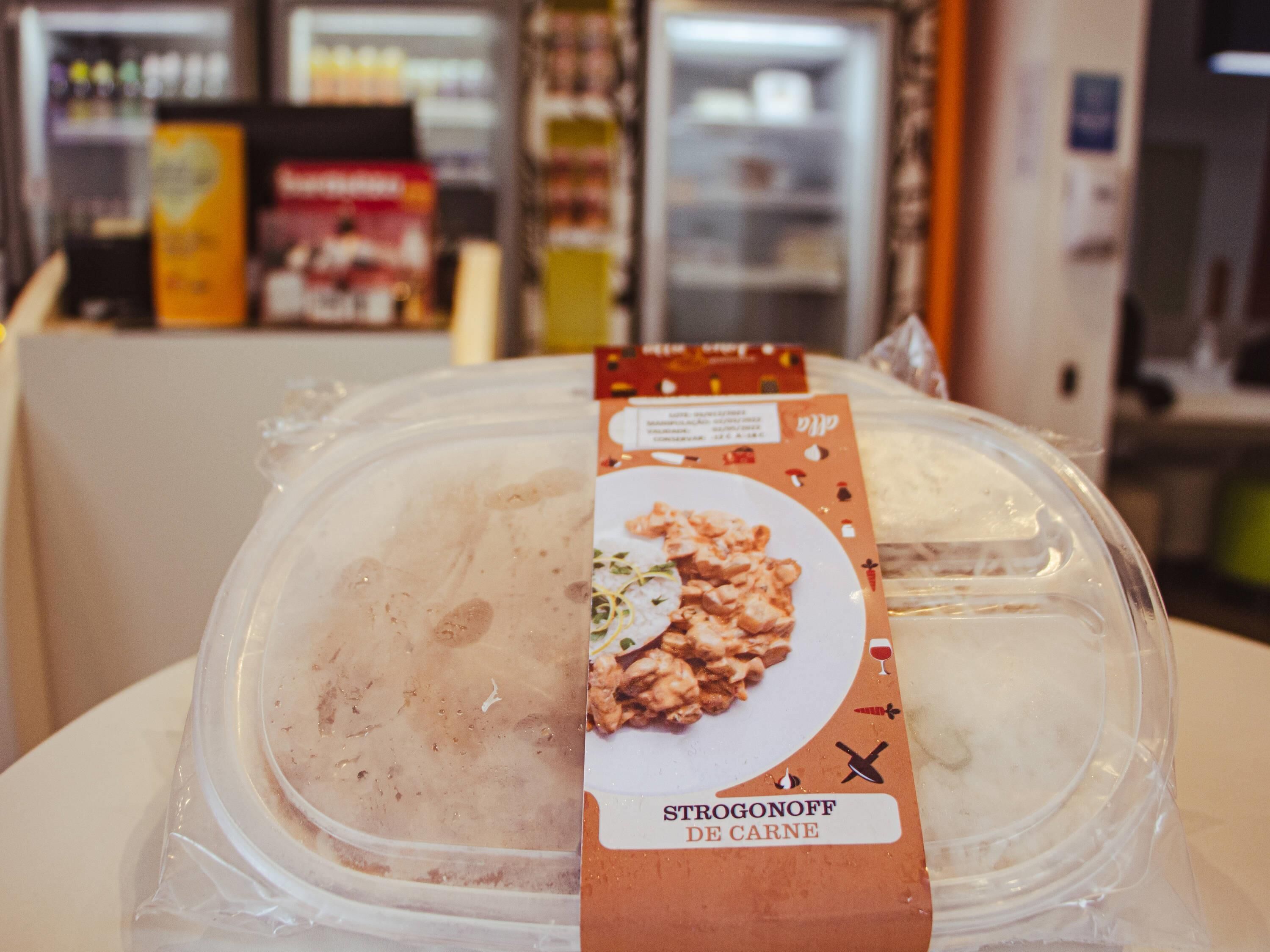 Un produit alimentaire emballé, portant la mention « STROGONOFF DE CARNE », exposé dans un magasin.