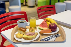 Daily buffet breakfast (BRL 42.00 per person)