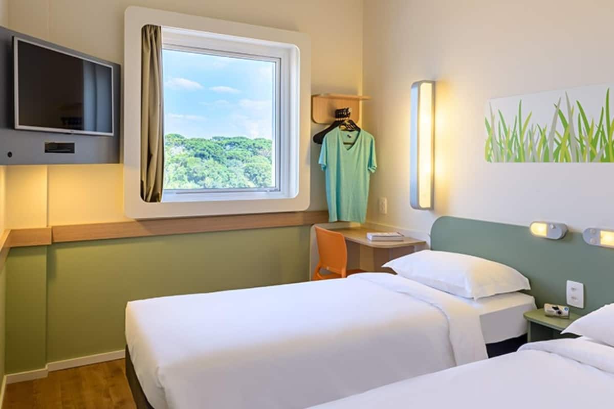 Escritorio, cortinas blackout, sistema de insonorización y wifi gratis