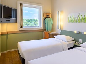 Standard Apartment, 2 Twin Beds | Desk, blackout drapes, soundproofing, free WiFi - ibis budget Curitiba Aeroporto (Sao Jose dos Pinhais)