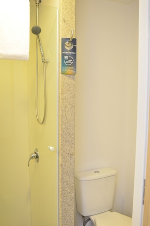 Regadera, amenidades de baño ecológicas, secadora de cabello, toallas