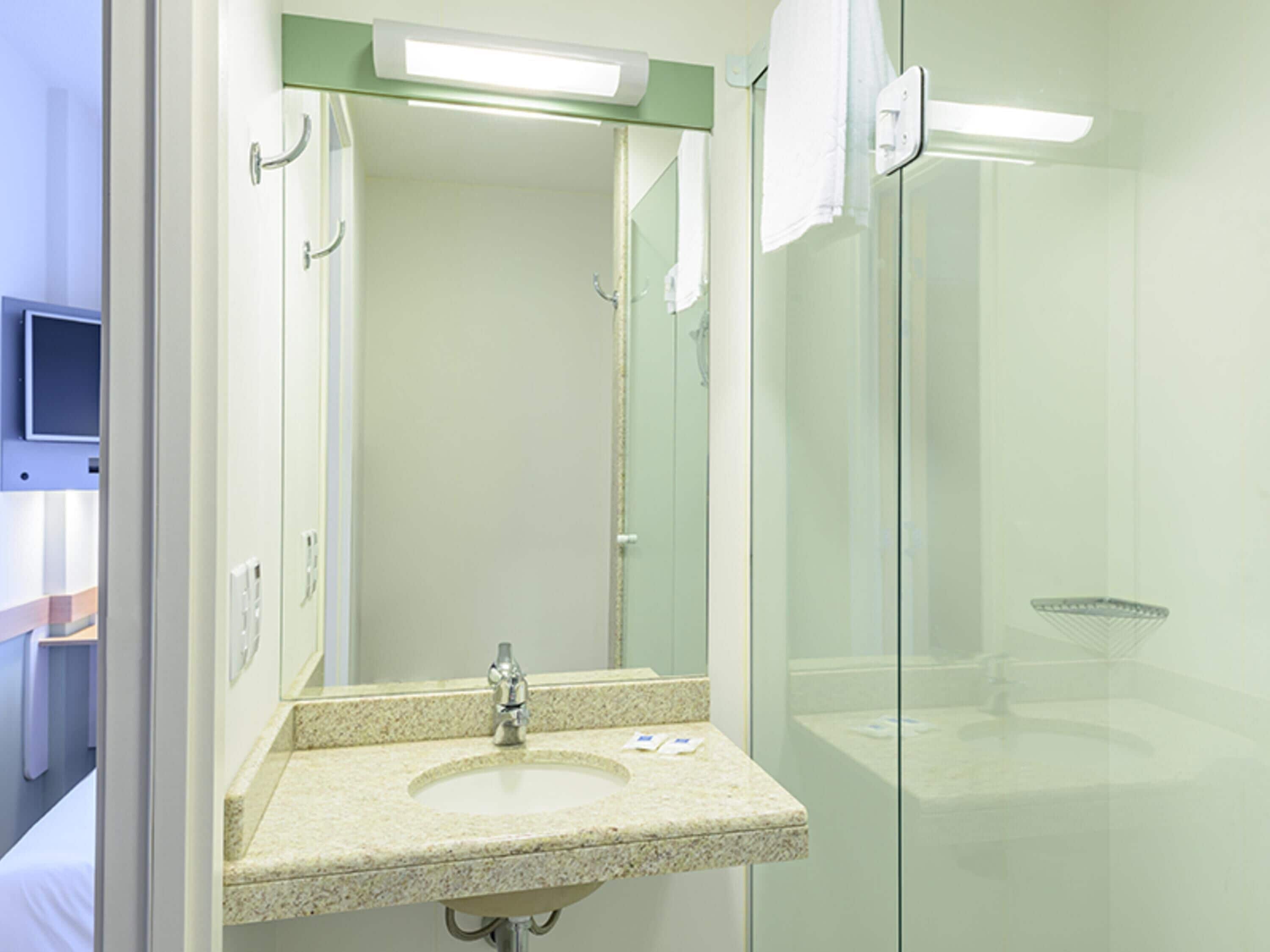 Työpöytä, pimennysverhot, äänieristys, ilmainen Wi-Fi