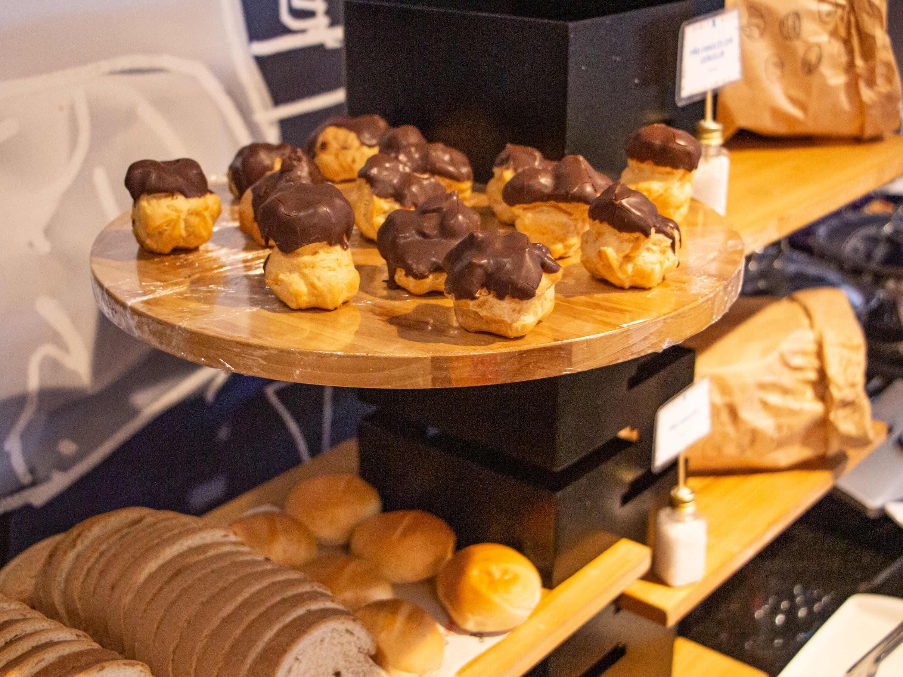 Une présentation de pâtisseries sur un présentoir en bois.