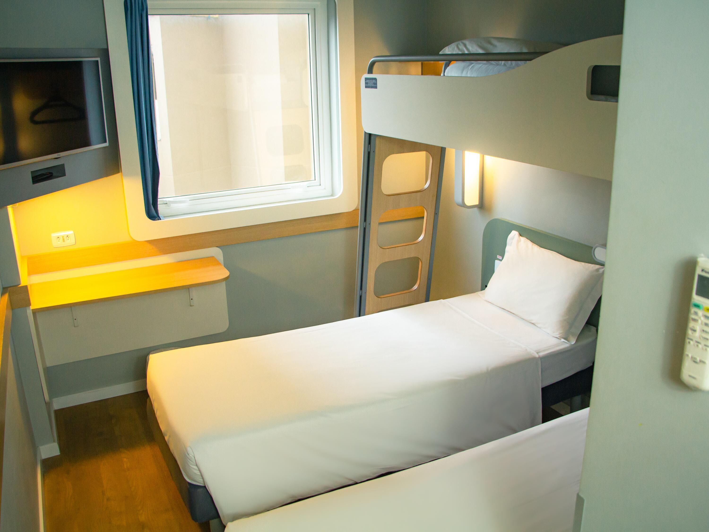 Quarto triplo standard, 3 camas de solteiro | Escrivaninha, cortinas blackout, quartos à prova de som