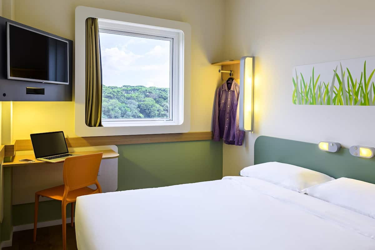 Standard Apartment, 1 Double Bed | Desk, blackout drapes, soundproofing, free WiFi