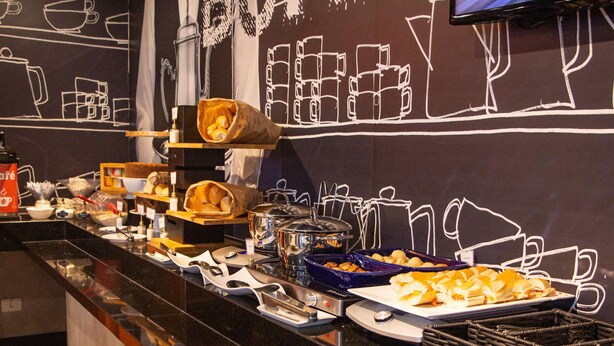 Un buffet proposant une variété de plats et d’ustensiles de cuisine.