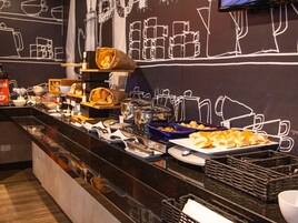 Montaje de bufé con diversos alimentos y equipo de cocina.