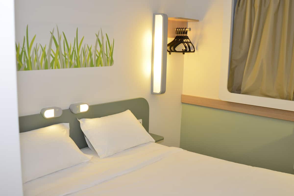 standard apartment, 1 double bed | desk, blackout curtains, soundproofing, free wifi