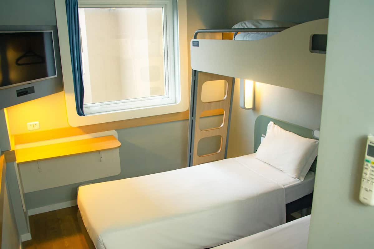 Escritorio, cortinas blackout, sistema de insonorización y wifi gratis