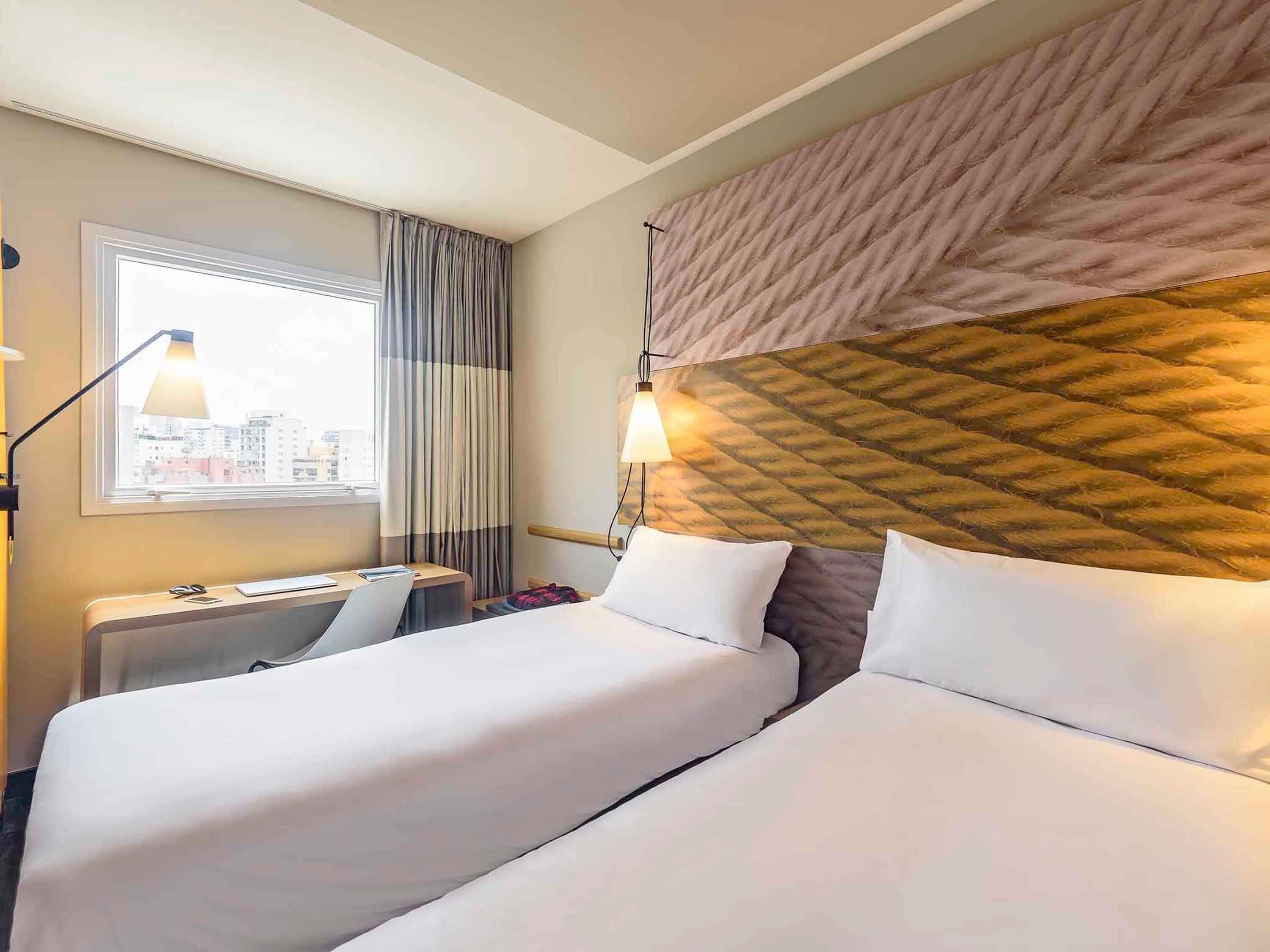 Tomannsrom – standard, 2 enkeltsenger | Minibar, safe på rommet, skrivebord for bærbar PC og lydisolert