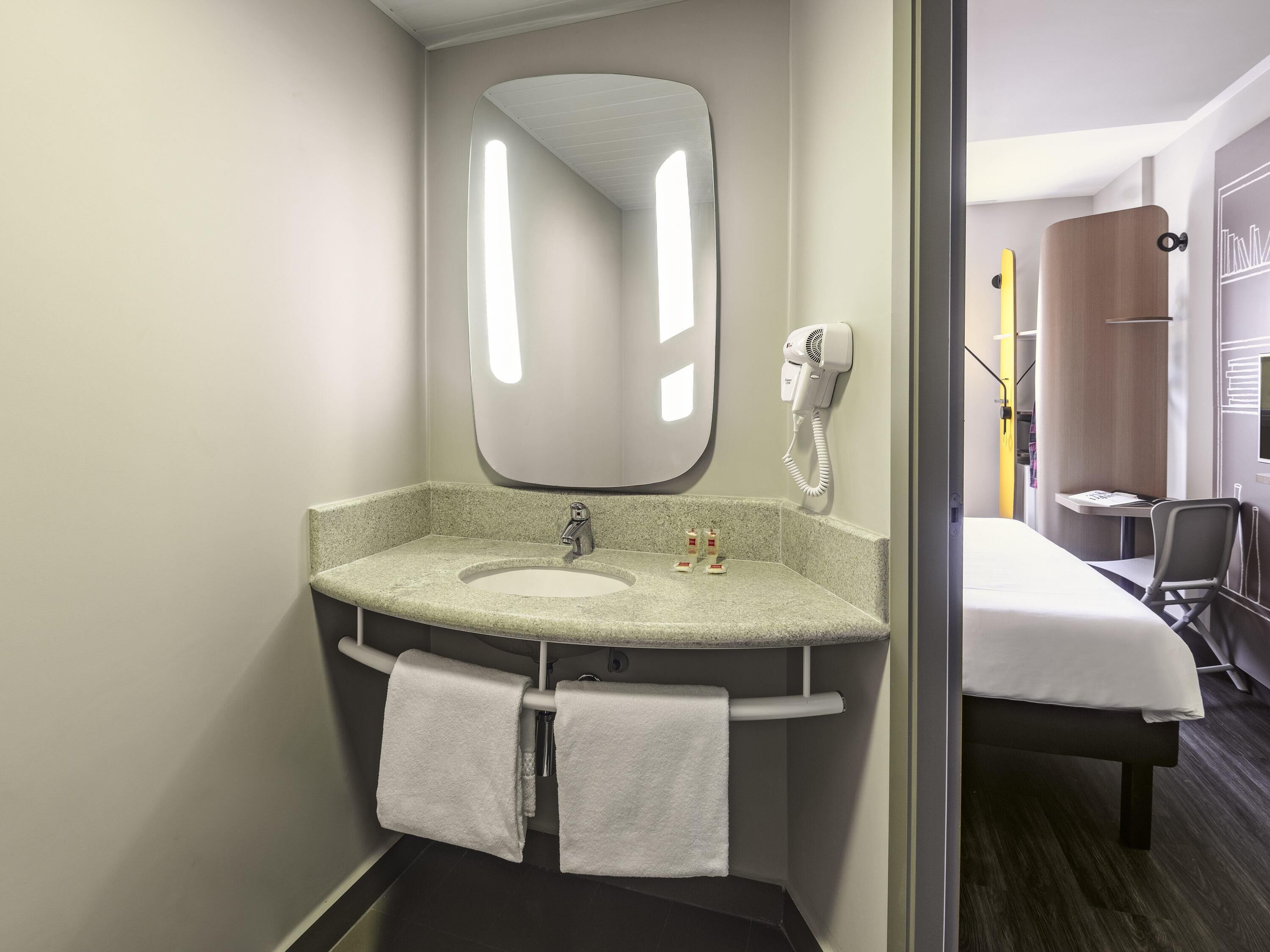 Minibar, safe på rommet, skrivebord for bærbar PC og lydisolert