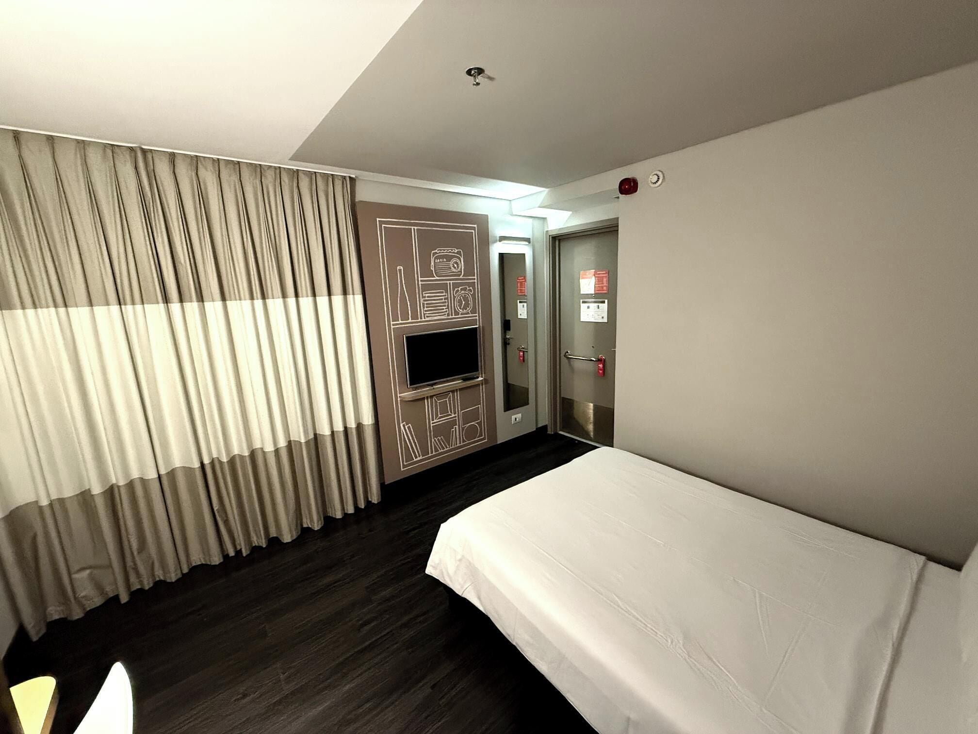 standard room, 1 double bed, mobility accessible | minibar, in-room safe, laptop workspace, soundproofing