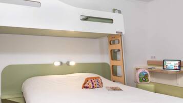 Chambre Triple, plusieurs lits | Bureau, chambres insonorisées, lits bébé (gratuits), Wi-Fi gratuit