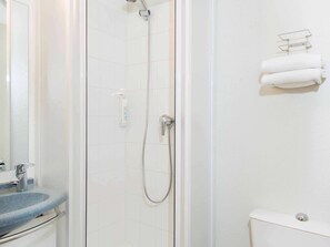 Een douche, milieuvriendelijke toiletartikelen, handdoeken, zeep
