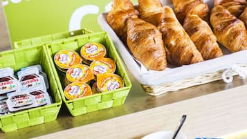 Un desayuno con bollería, Nutella y yogur Danone.