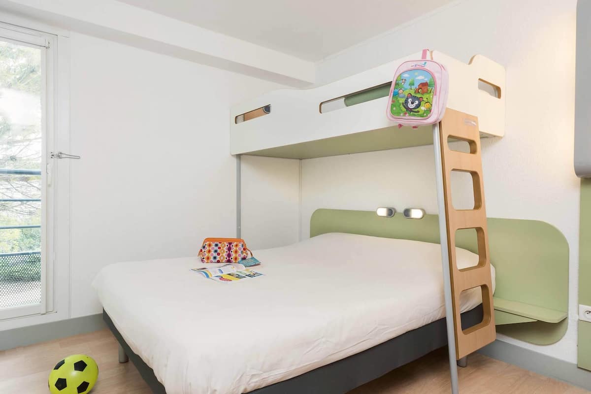 Habitación triple, varias camas | Escritorio, insonorización, cunas gratuitas y wifi gratis