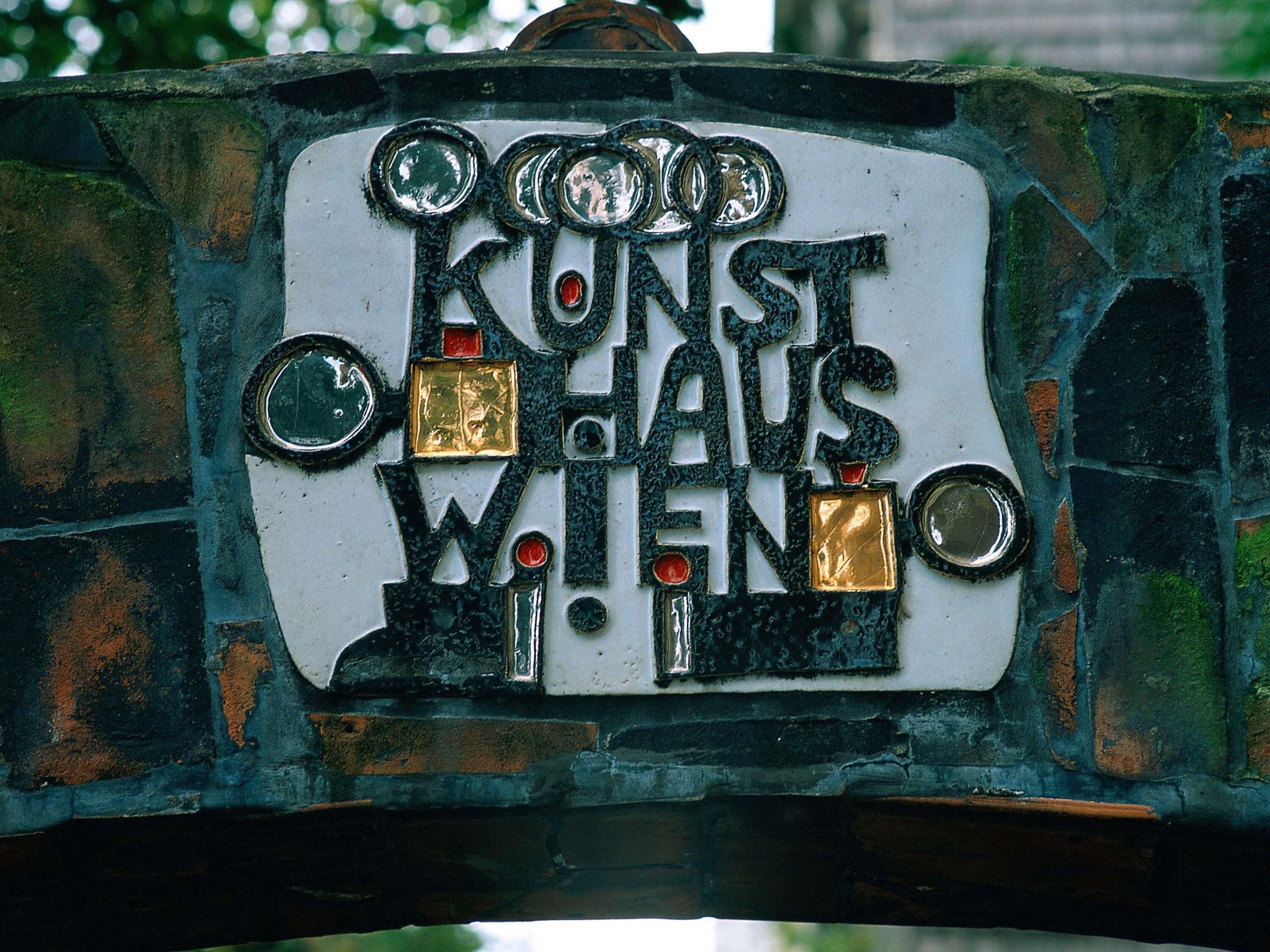 Ein Schild mit dem Text 'Kunsthaus Wien' und dekorativen Elementen.