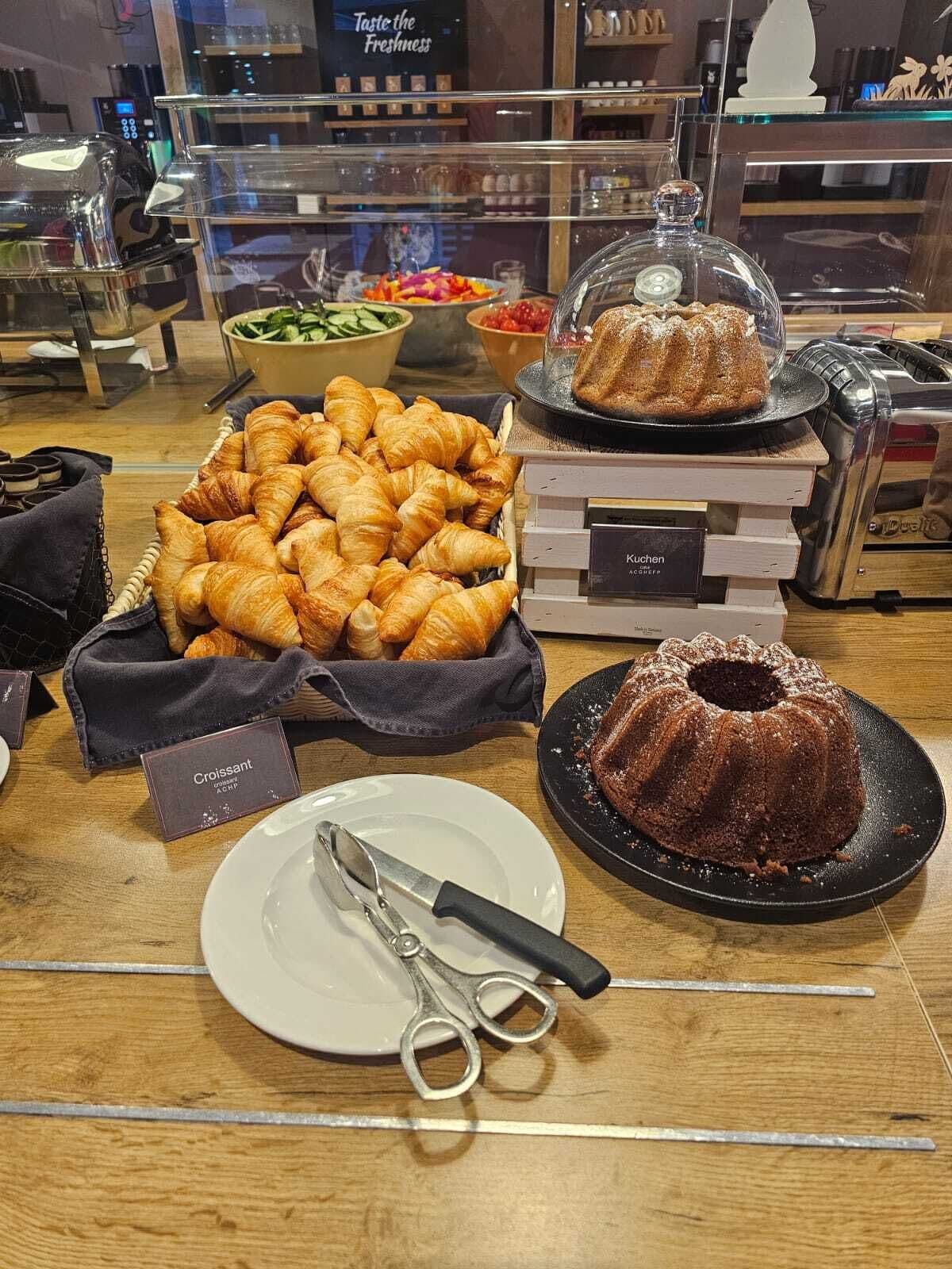 buffet breakfast on weekdays (eur 17 per person)