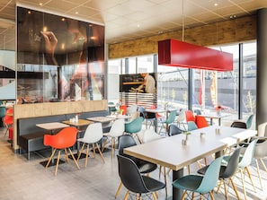 Café da manhã com buffet durante a semana (EUR 17 por pessoa)