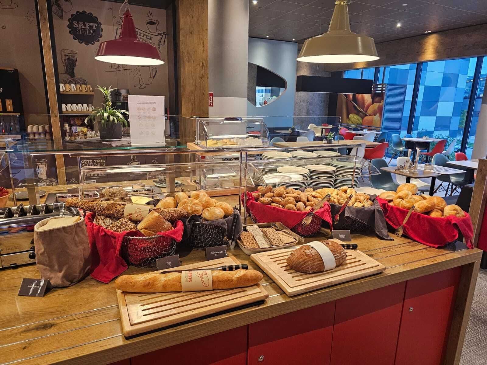 buffet breakfast on weekdays (eur 17 per person)