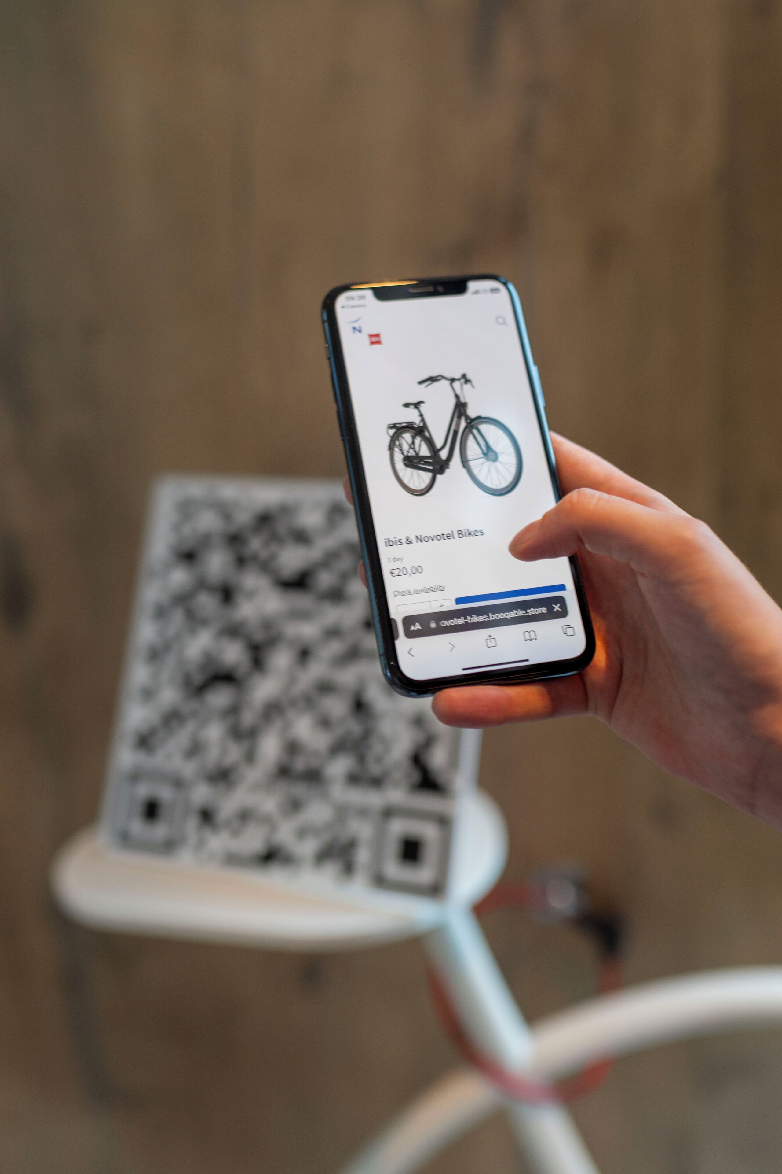 Uno smartphone mostra un annuncio di bicicletta con un prezzo di 20,00 dollari.