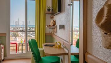 Dreibettzimmer, Mehrere Betten, Meerblick | Schreibtisch, schallisolierte Zimmer, kostenloses WLAN