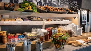 Se ofrece un desayuno bufé todos los días (por un coste adicional)