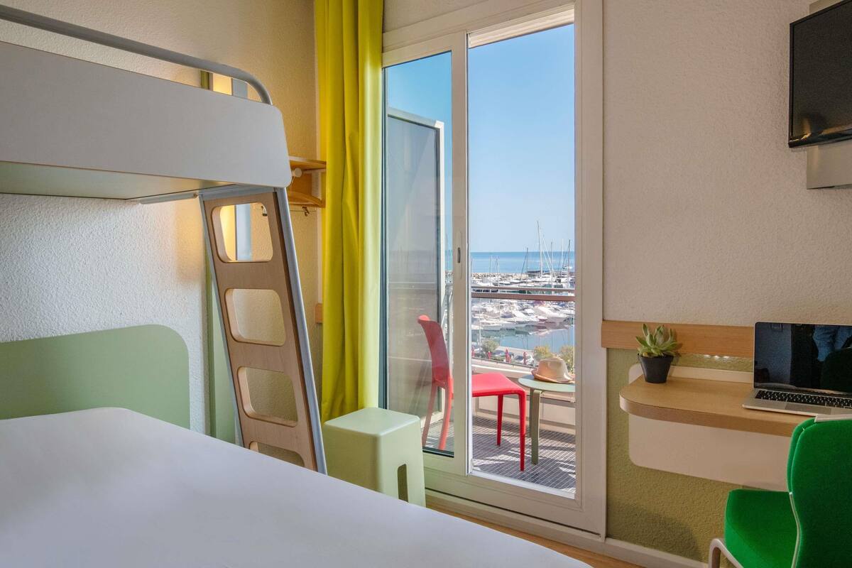 Desk, soundproofing, free WiFi