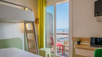Driepersoonskamer, Meerdere bedden, uitzicht op zee | Een bureau, geluiddichte muren, gratis wifi