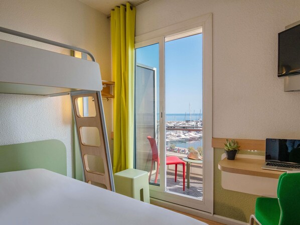 Triple Room, Multiple Beds, Sea View | Desk, soundproofing, free WiFi - ibis budget Menton (Menton)