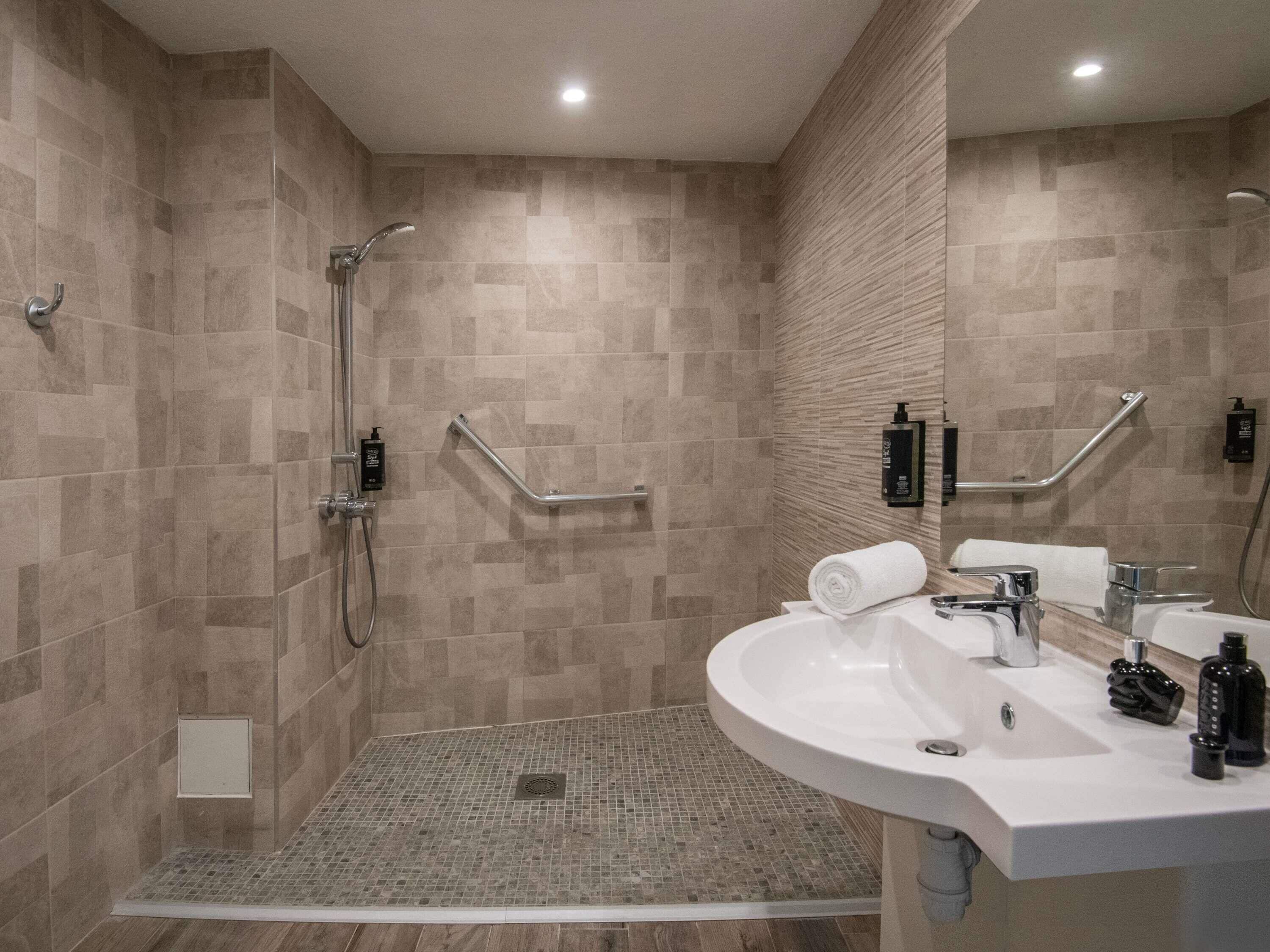 Desk, soundproofing, free WiFi. ibis budget Menton