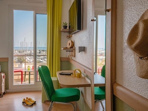 Habitación triple, varias camas, vistas al mar | Escritorio, sistema de insonorización, wifi gratis